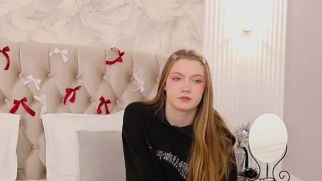 Snapshot of StacyHicks chatting on February 13, 2026, 3:19 pm StacyHicks online show from February 13, 2026, 3:19 pm