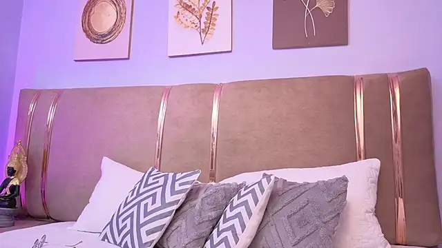 Mia Naive online show from March 18, 2026, 12:08 pm