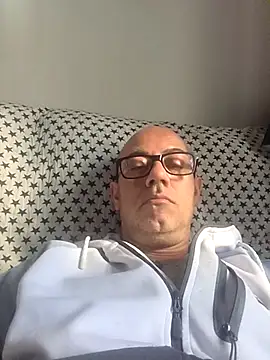 pareja47 online show from April 24, 2026, 8:17 am