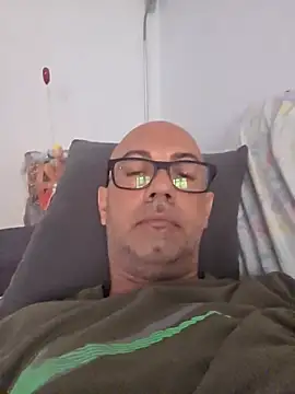 pareja47 online show from July 18, 2026, 2:32 pm