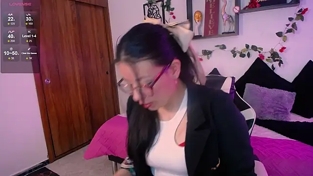 Snapshot of QueenRose94 chatting on February 19, 2026, 1:07 pm QueenRose94 online show from February 19, 2026, 1:07 pm