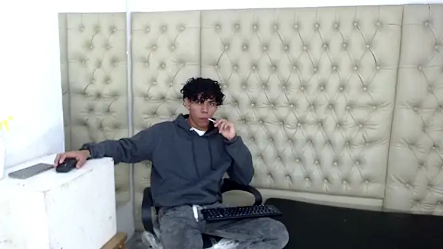 Snapshot of DaviidBuckx_ chatting on February 9, 2026, 1:59 pm DaviidBuckx online show from February 9, 2026, 1:59 pm