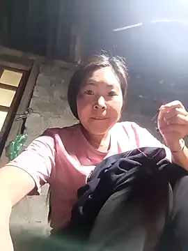 Snapshot of Yiyoongg chatting on February 8, 2026, 4:05 am Yiyoongg online show from February 8, 2026, 4:05 am