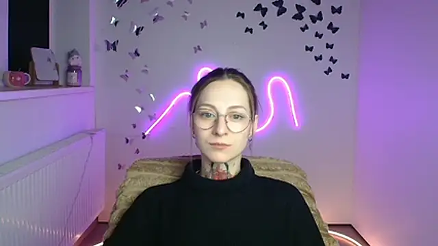 Esmi Winter online show from April 15, 2026, 11:28 am