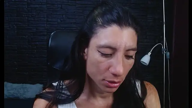 Snapshot of BrendaaCruz chatting on February 18, 2026, 12:12 pm BrendaaCruz online show from February 18, 2026, 12:12 pm