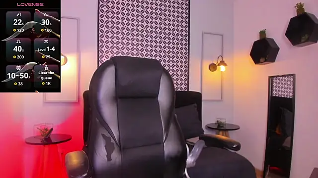 Lola 12  online show from February 16, 2026, 1:18 pm