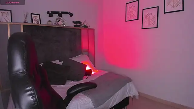 Lola 12  online show from April 16, 2026, 2:07 pm