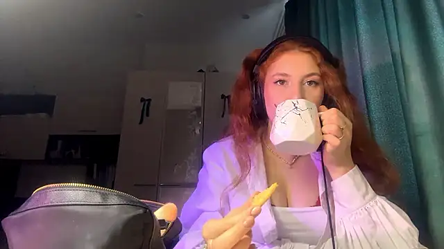 Snapshot of AliceCarrol chatting on February 14, 2026, 7:49 am AliceCarrol online show from February 14, 2026, 7:49 am