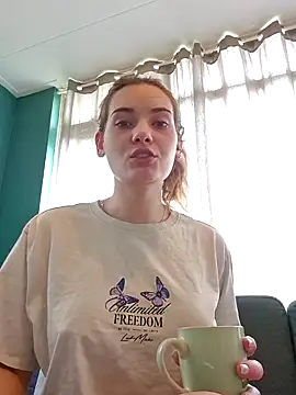 sweetsophie69 online show from April 10, 2026, 10:09 am