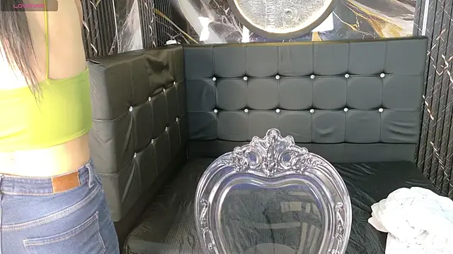  ArianaToroo online show from April 19, 2026, 1:10 pm