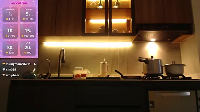 Lupita 3xx online show from April 15, 2026, 7:58 pm