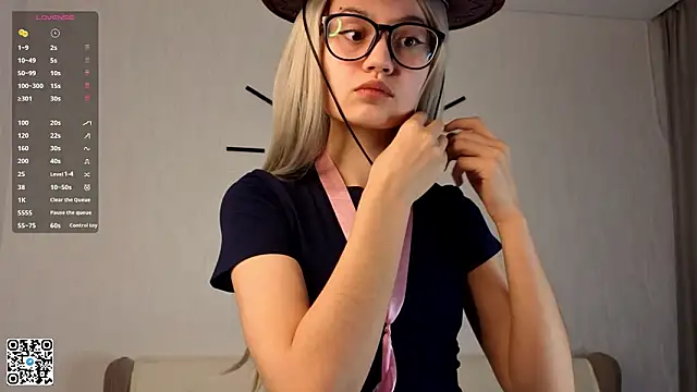 BeatrisRosel online show from March 18, 2026, 6:33 pm