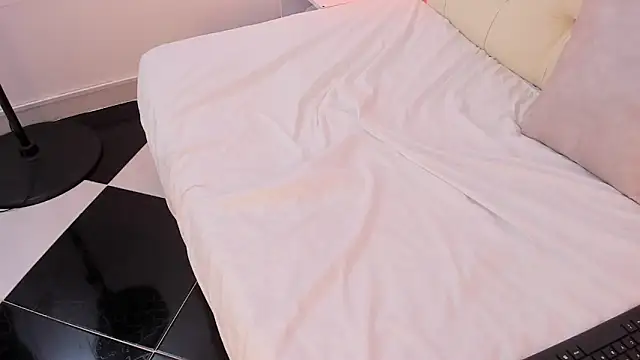 Snapshot of Lia_Latte chatting on February 27, 2026, 12:21 am Lia Latte online show from February 27, 2026, 12:21 am