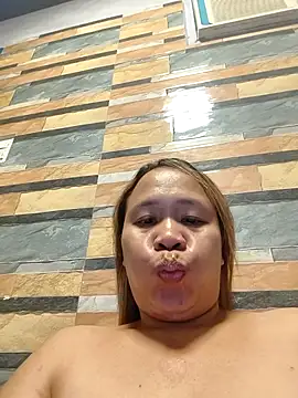 squirtshantal online show from April 18, 2026, 10:19 am