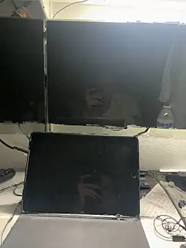 awesomemilkss online show from May 4, 2026, 3:24 am