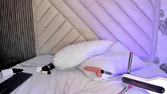 Snapshot of SarahRizof chatting on March 27, 2026, 5:35 am SarahRizof online show from March 27, 2026, 5:35 am