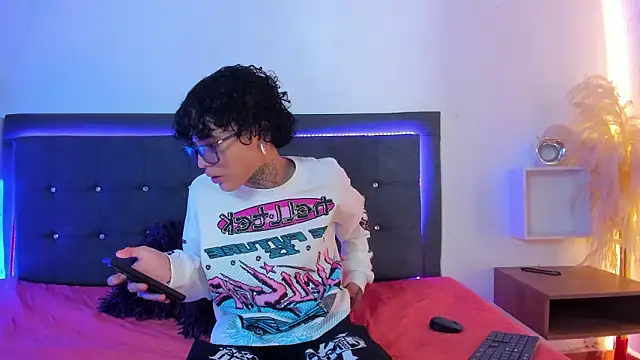 Ale cuzz online show from February 25, 2026, 3:32 pm