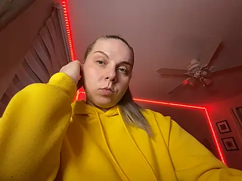 Snapshot of i_love_iva chatting on March 3, 2026, 2:45 pm i love iva online show from March 3, 2026, 2:45 pm