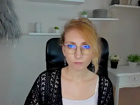 CinderellaMoon online show from February 25, 2026, 6:34 am