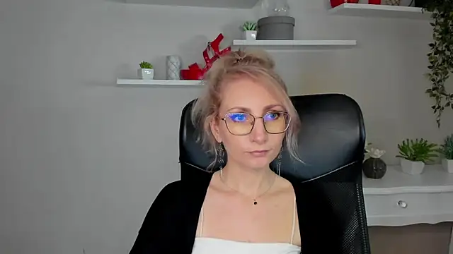 CinderellaMoon online show from March 12, 2026, 6:30 am