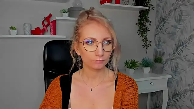 CinderellaMoon online show from March 13, 2026, 6:20 am