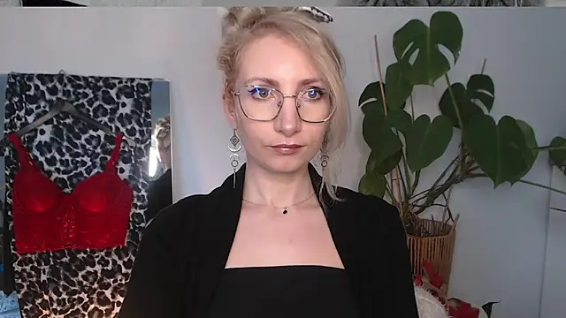 CinderellaMoon online show from April 9, 2026, 5:29 am