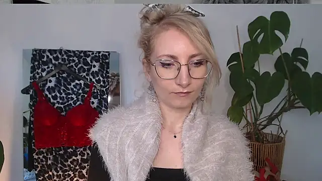 CinderellaMoon online show from April 9, 2026, 6:19 am