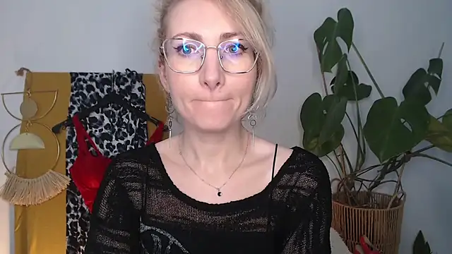 CinderellaMoon online show from April 13, 2026, 5:24 am