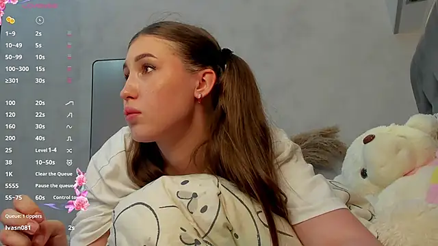 Snapshot of Emily_Lews chatting on June 27, 2026, 12:22 pm Emily Lews online show from June 27, 2026, 12:22 pm