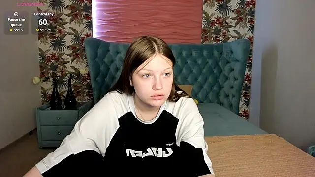 LauraBev online show from April 26, 2026, 5:49 am