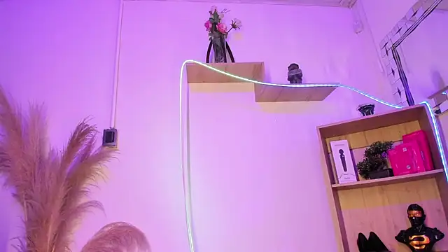 Tylla   online show from April 18, 2026, 4:27 am