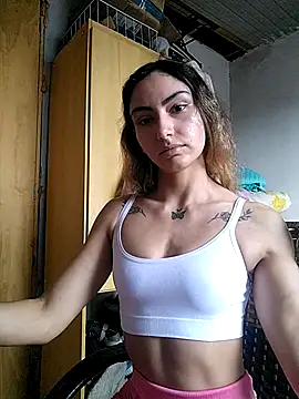 Snapshot of Larinhacat chatting on February 17, 2026, 8:26 pm Larinhacat online show from February 17, 2026, 8:26 pm