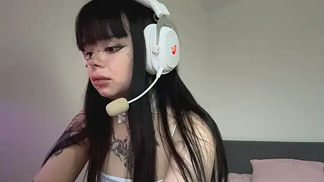 Luna Sohotti online show from April 10, 2026, 3:39 pm