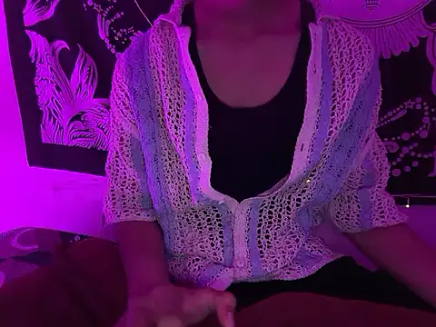 Snapshot of Robyne_xx chatting on February 17, 2026, 5:41 pm Robyne xx online show from February 17, 2026, 5:41 pm