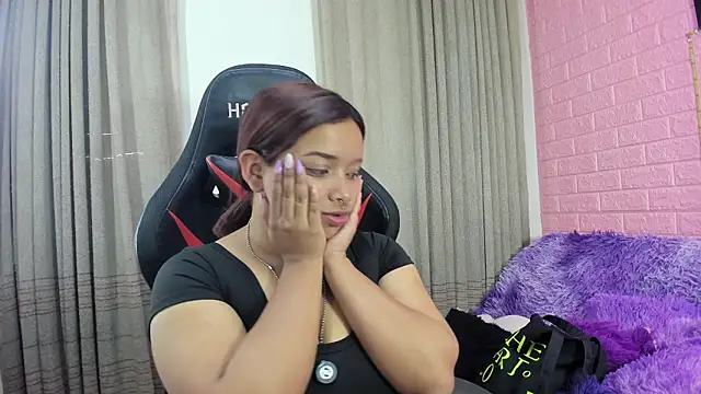 Sienna Lux01 online show from February 26, 2026, 5:56 pm