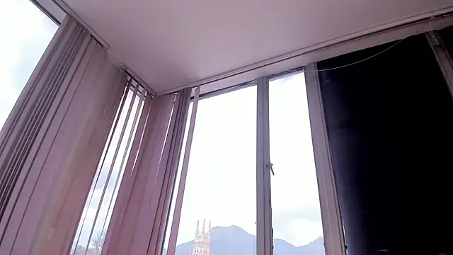 kendra crow  online show from February 25, 2026, 6:28 pm