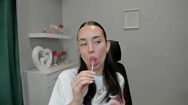 AdeleSolo online show from April 15, 2026, 5:36 am