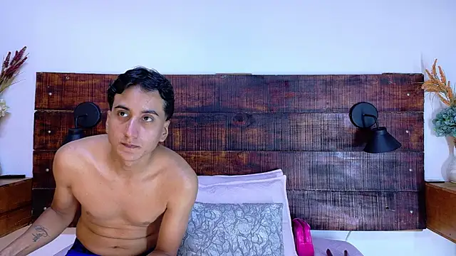 Snapshot of Esmeralda_and_Naim chatting on February 25, 2026, 7:01 pm Esmeralda and Naim online show from February 25, 2026, 7:01 pm