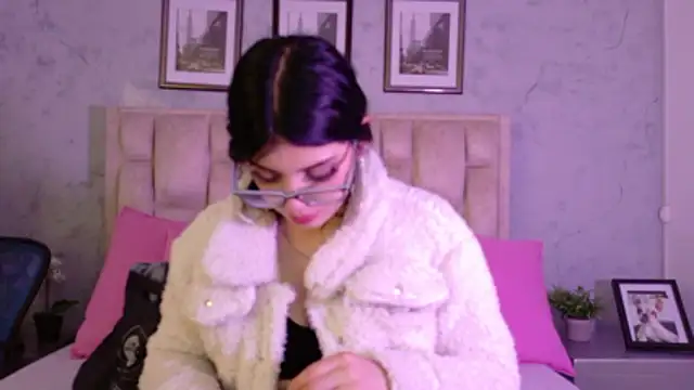 IsabellaRossi online show from April 14, 2026, 5:30 pm