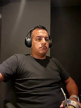 Snapshot of Valenthe26 chatting on March 3, 2026, 12:39 am Valenthe26 online show from March 3, 2026, 12:39 am