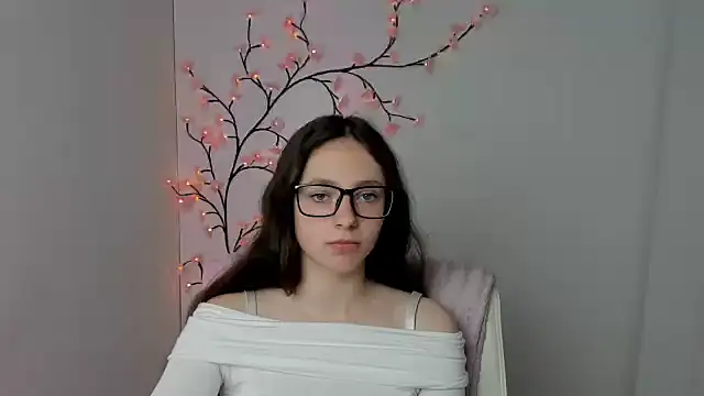 KissMeJulia online show from May 4, 2026, 5:36 am