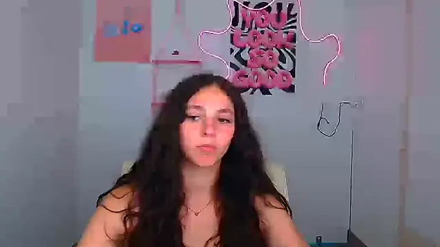 KissMeJulia online show from August 5, 2026, 11:13 am