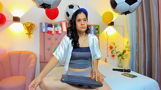 Paulynavera online show from June 19, 2026, 1:26 pm