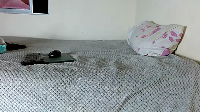 valkahot20 online show from March 10, 2026, 12:04 am