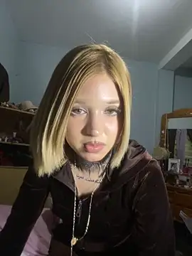 Snapshot of avrillayan chatting on March 5, 2026, 3:57 am avrillayan online show from March 5, 2026, 3:57 am