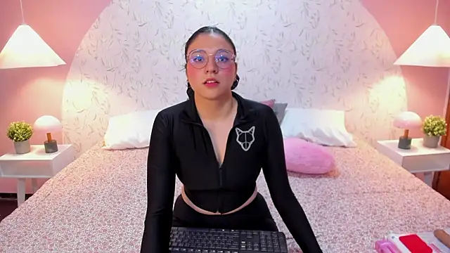 Snapshot of Angelie_Rosebrm chatting on February 21, 2026, 12:33 am Angelie Rosebrm online show from February 21, 2026, 12:33 am