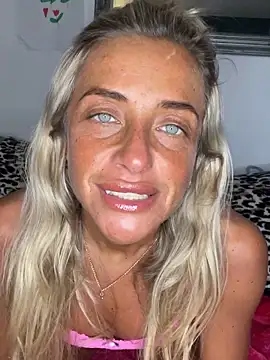 ScarlettGold  online show from April 15, 2026, 9:37 pm