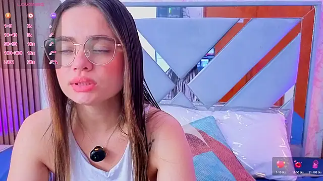 Snapshot of LittleeSara18 chatting on May 12, 2026, 11:18 am LittleeSara18 online show from May 12, 2026, 11:18 am