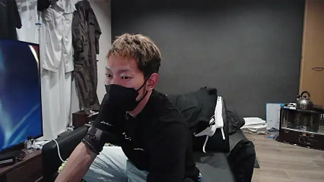 ryuaaaaa online show from April 15, 2026, 2:13 pm