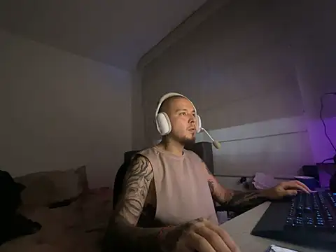 Snapshot of Maximo_Garcia17 chatting on February 19, 2026, 11:12 pm Maximo Garcia17 online show from February 19, 2026, 11:12 pm